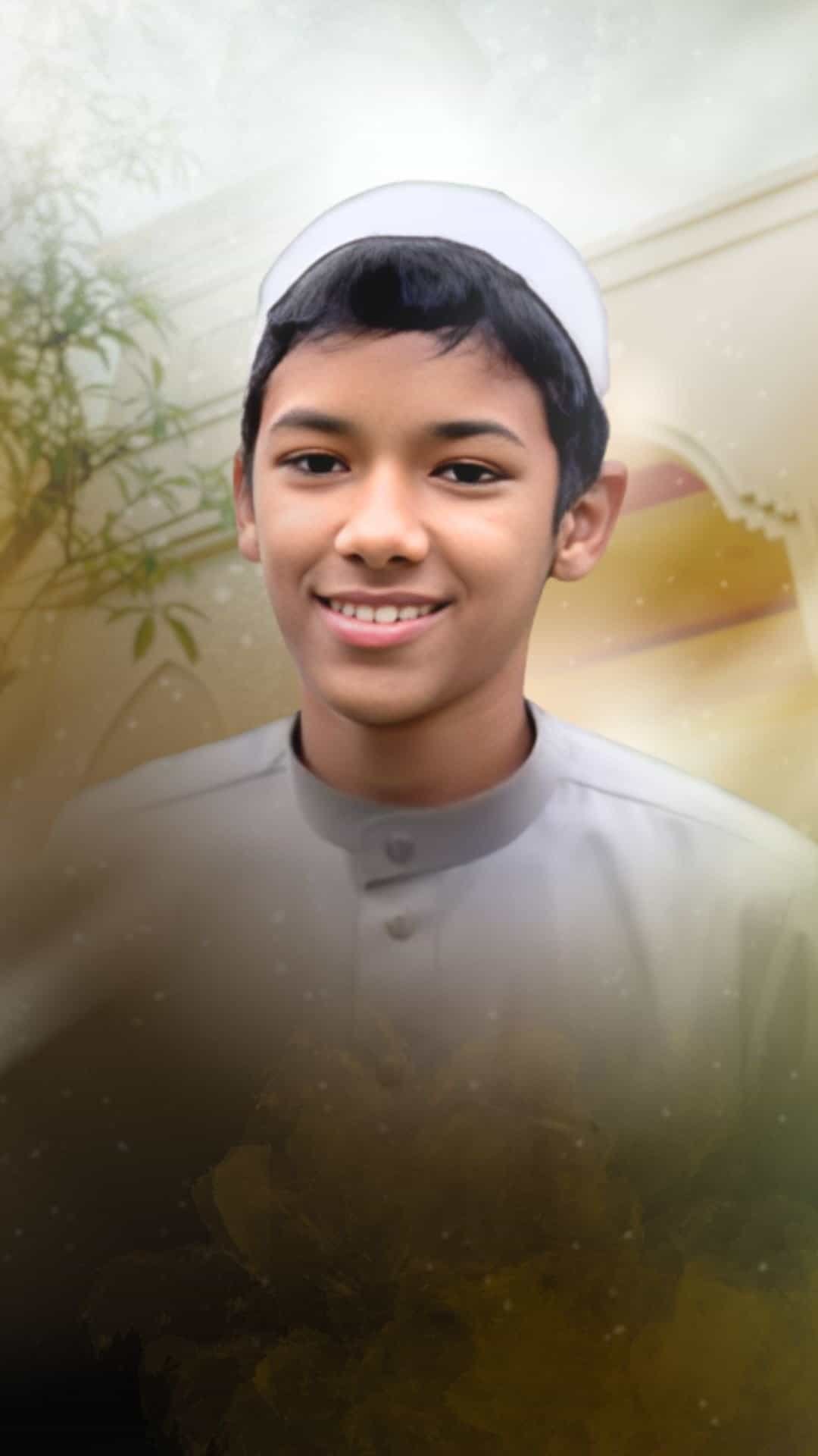 Pria muda berpakaian muslim, berkain putih, mengenakan songkok, tersenyum ceria, ikon layanan digital Nabawi Agency.